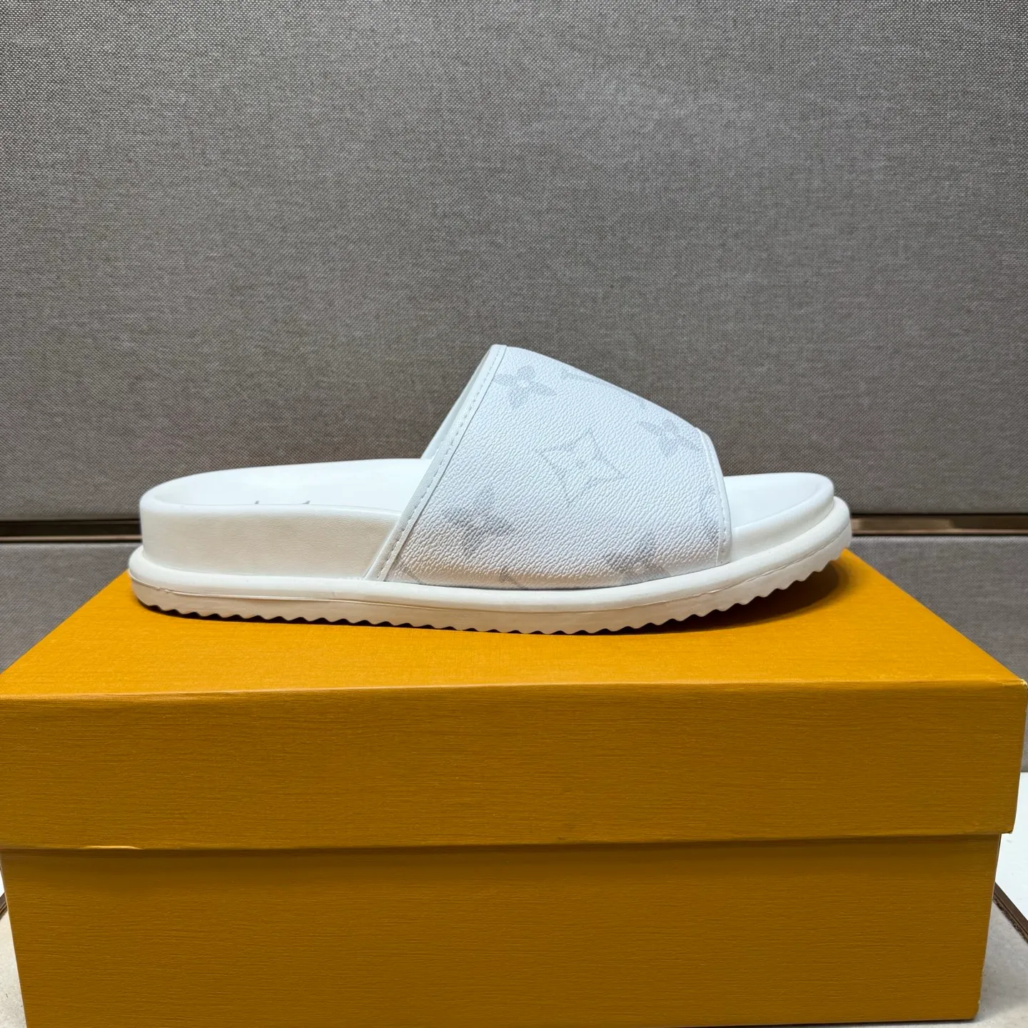 ⬛️Men's shoes 💰p320 [LV～] Men's casual slippers 2025z cabinet sales simultaneously 🔶Size: 38-44 #️⃣ 🔷3 colors🔜The upper is made of multi-material splicing ➕Genuine leather lining, comfortable and breathable, sole: original comfortable and wear-resistant outsole, ⚠️real thing📱photographed🎬real thing is better📢📢📢